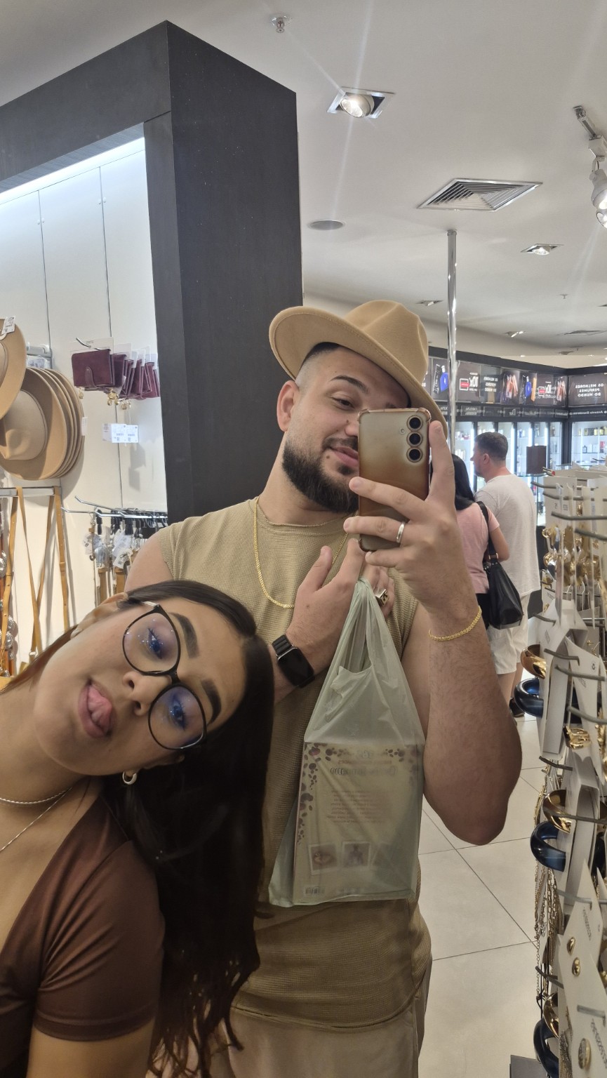 Casal fotografando-se em uma loja