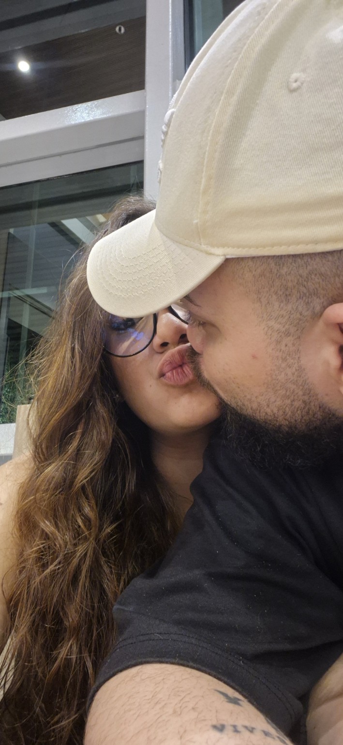 Casal trocando um beijo