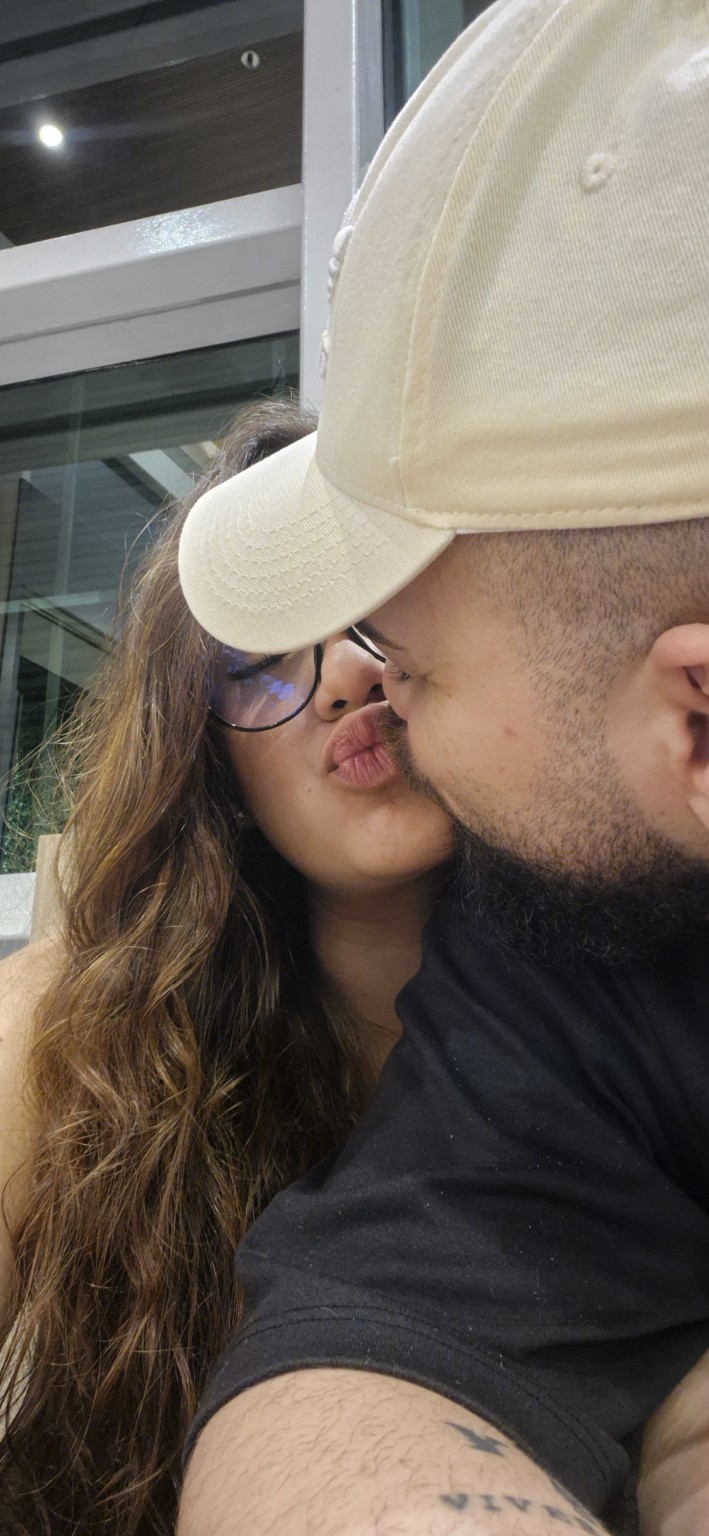 Outro registro do casal se beijando