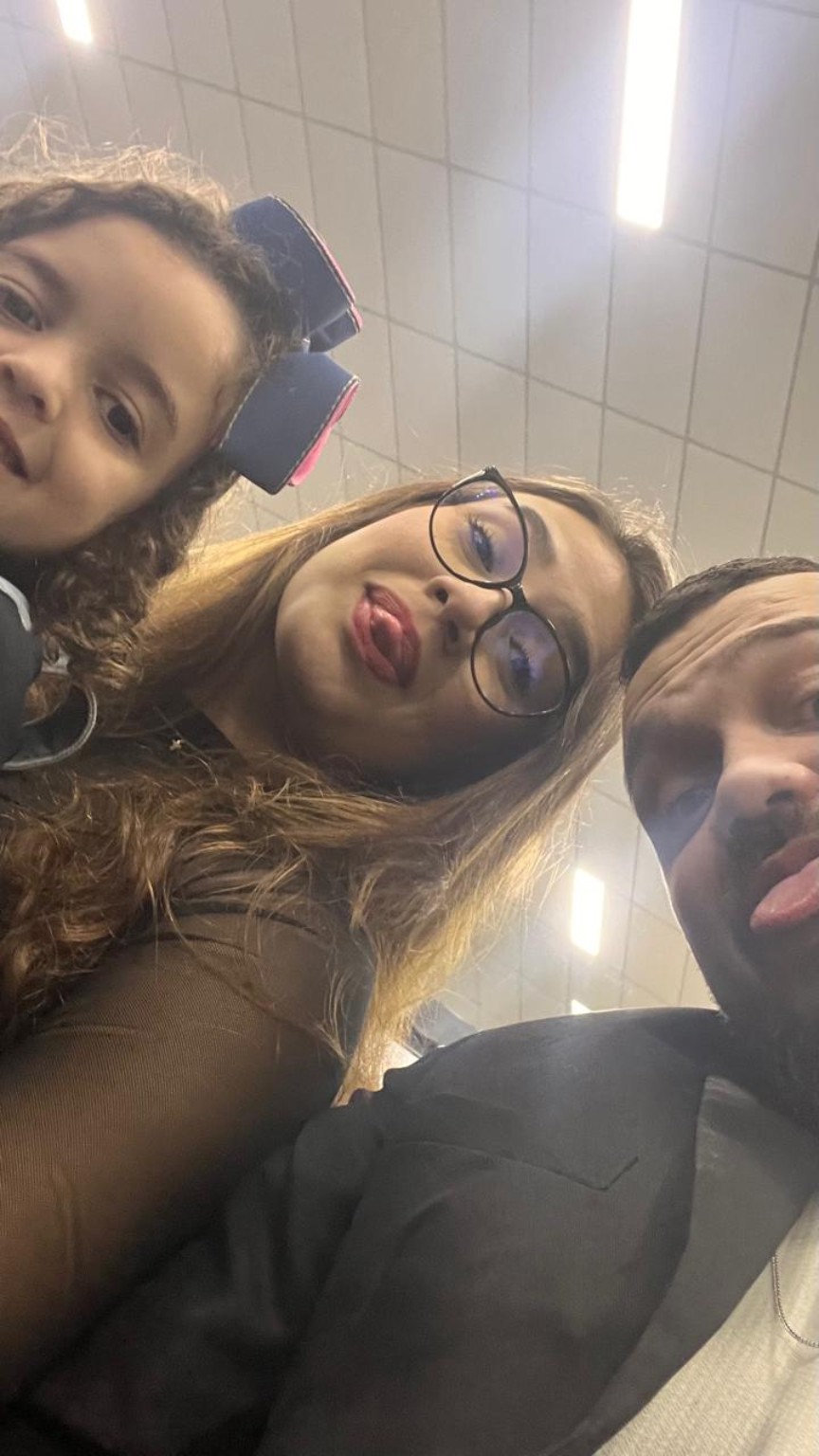 Foto divertida de três pessoas, incluindo o casal