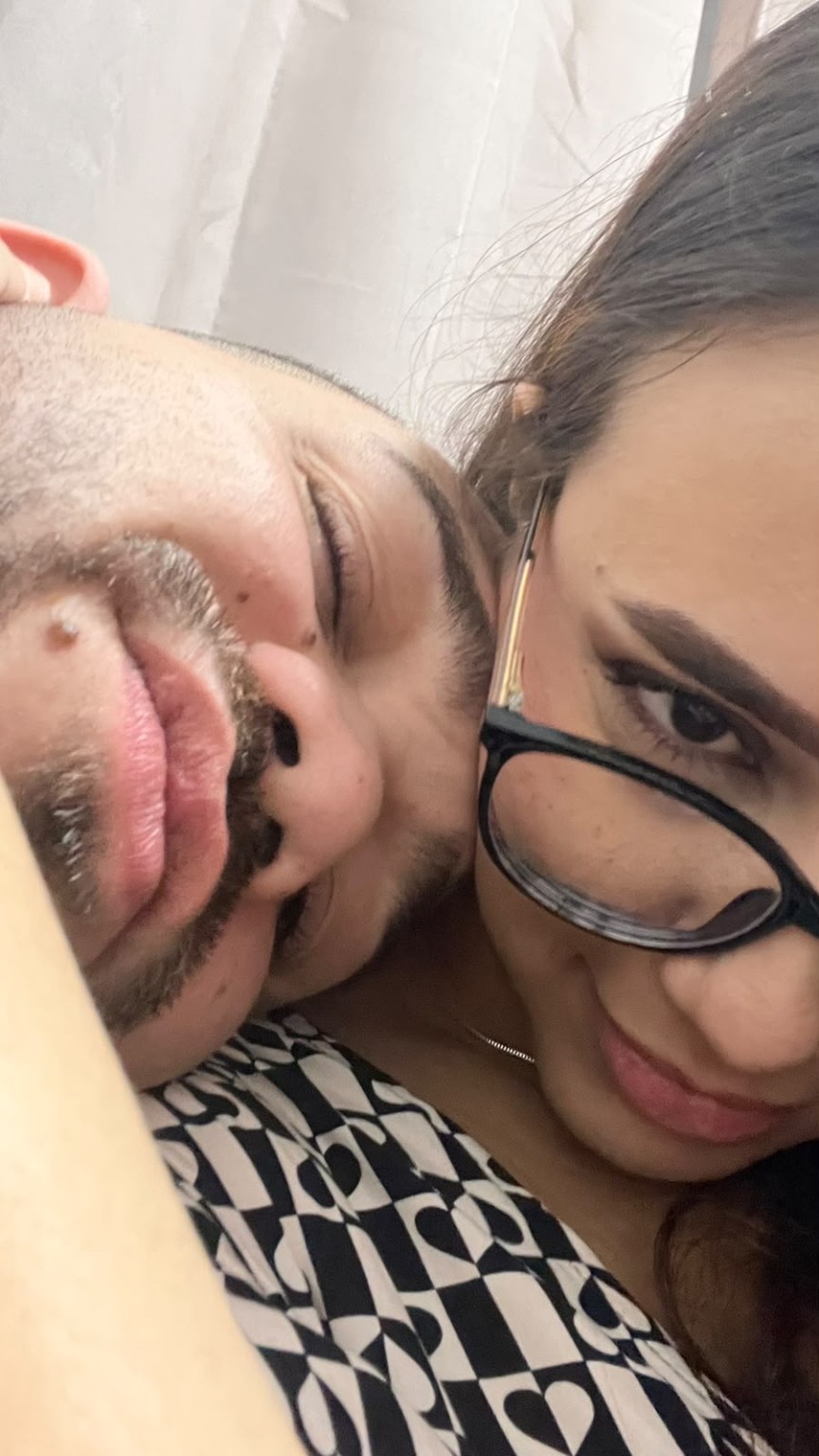 Casal fazendo selfie bem próximo