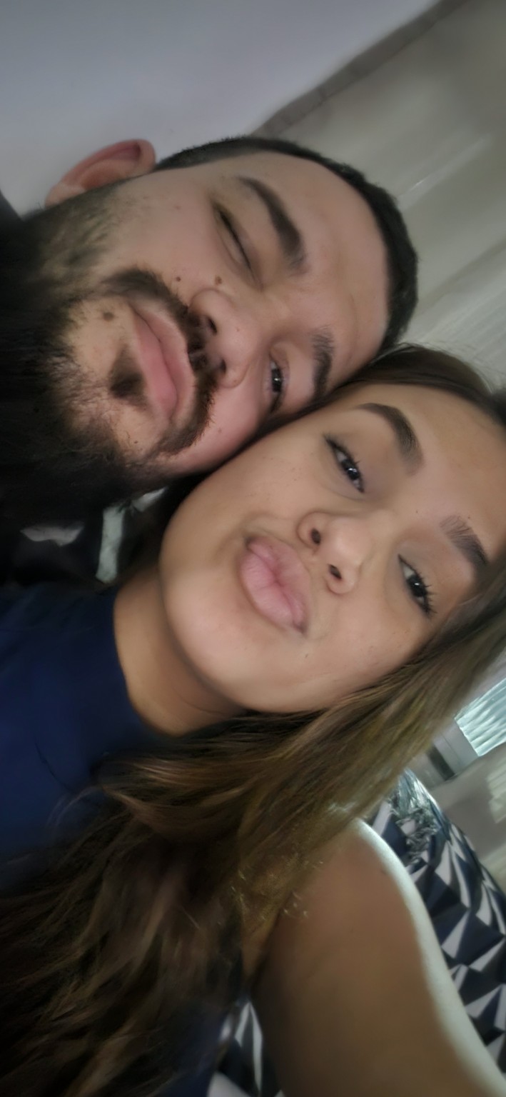 Selfie bem próxima dos dois