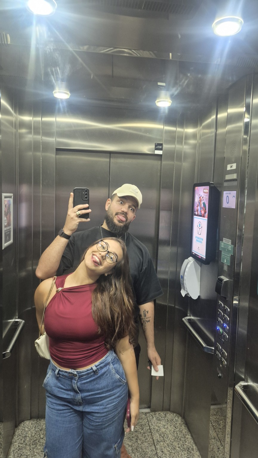Outra selfie divertida do casal no elevador