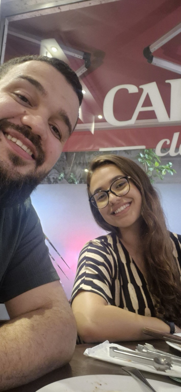 Casal sorrindo em um restaurante
