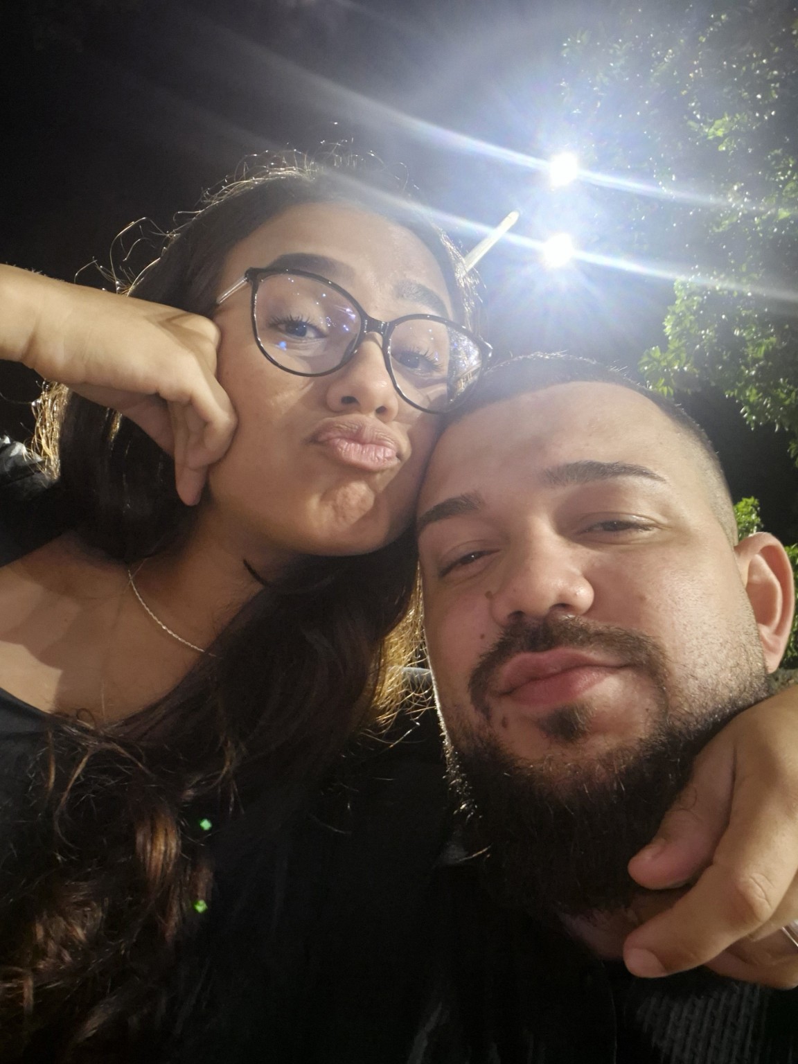 Selfie à noite do casal abraçado